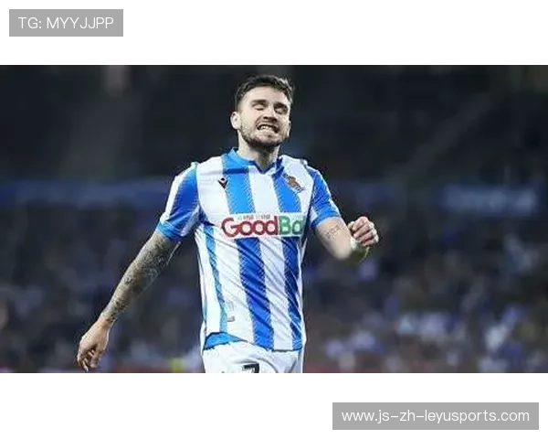 伊萨克禁区内抢先触球